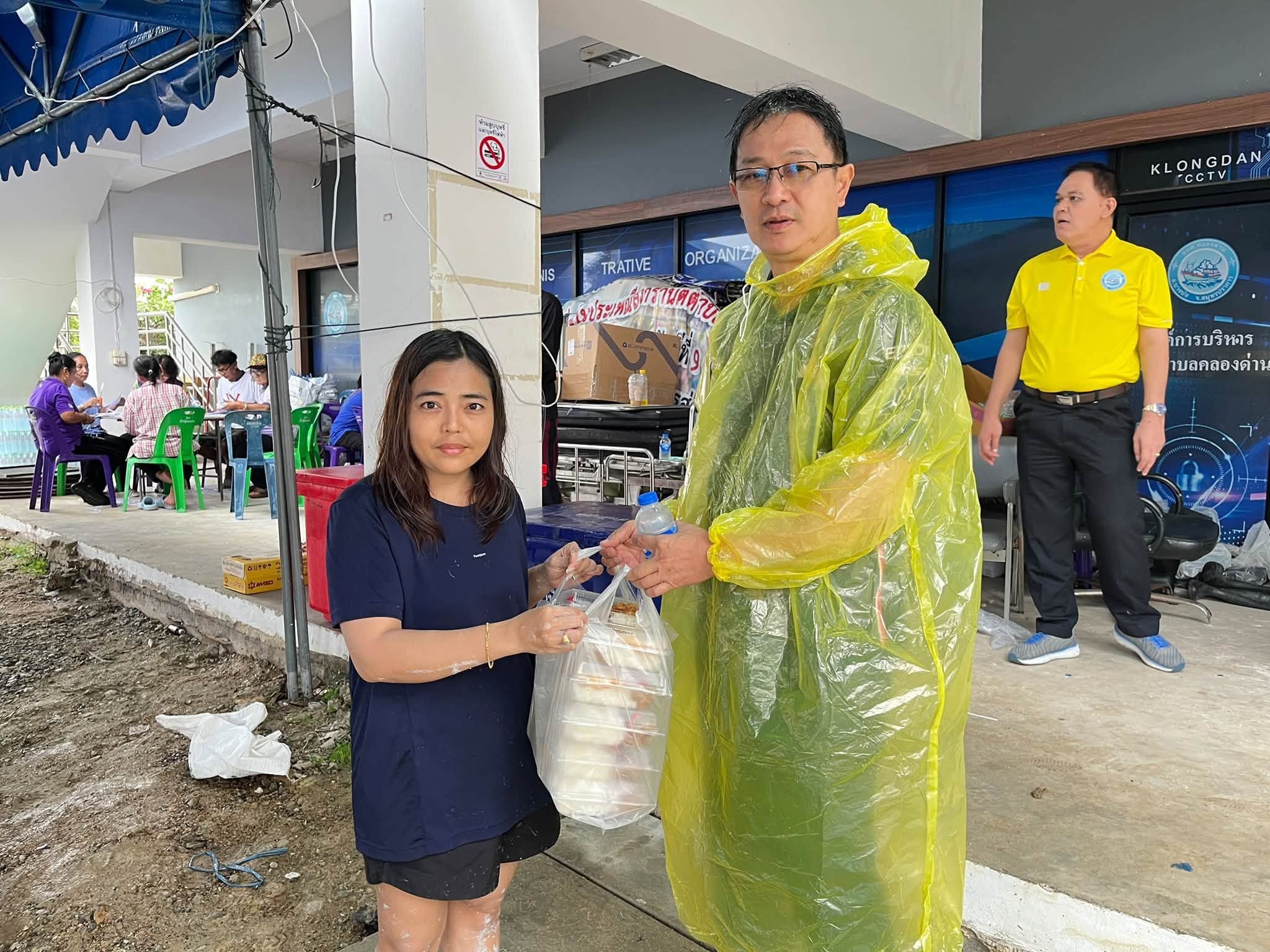 องค์การบริหารส่วนตำบลคลองด่าน ลงพื้นที่แจกข้าว แจกน้ำ ทำกระสอบทรายกั้นน้ำ ช่วยเหลือผู้ประสบเหตุอุทกภัย