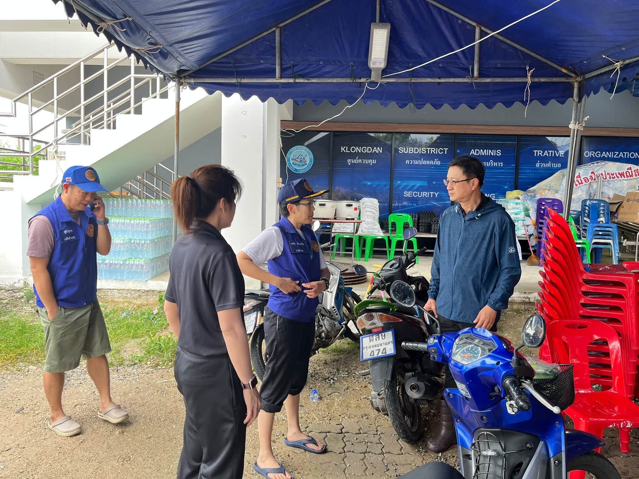 ให้การช่วยเหลือผู้ประสบอุทกภัยน้ำท่วมในเขตพื้นที่อบต.คลองด่าน แจกข้าว น้ำดื่ม และกระสอบทรายกั้นน้ำกันอย่างต่อเนื่อง